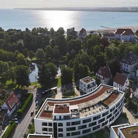 Geraeumige Mit Ueberdachter Terrasse